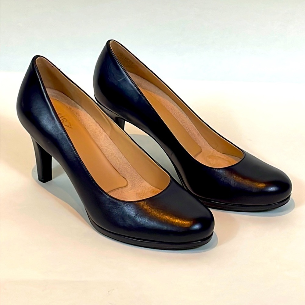 Like new, Women's Michelle leather Naturalizer pumps in size 7.5.